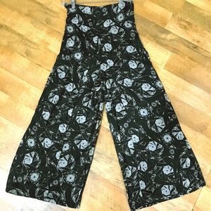 Flowers printed pant with side flap